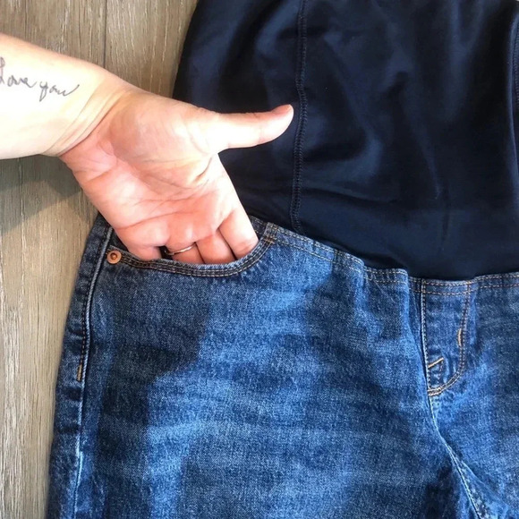 Isabel Maternity By Ingrid & Isabel Over The Belly MIDI Jean Shorts Size Medium - Picture 12 of 13